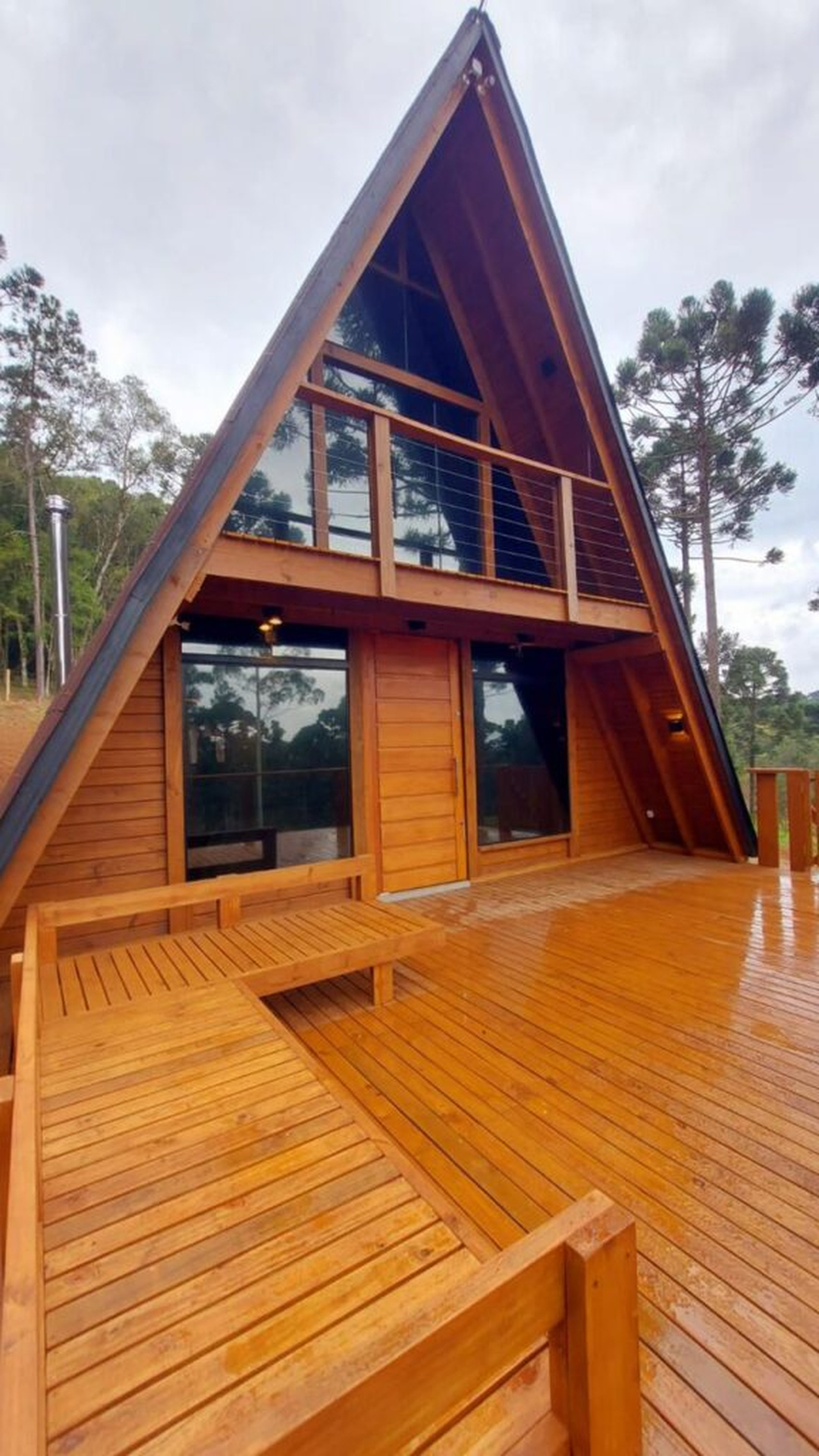 Deck Cumaru instalado em chalé de madeira